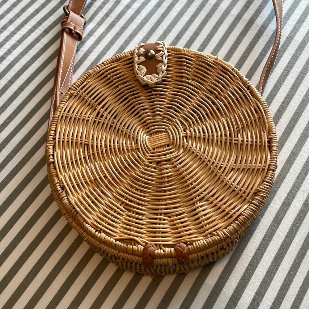 Round wicker purse